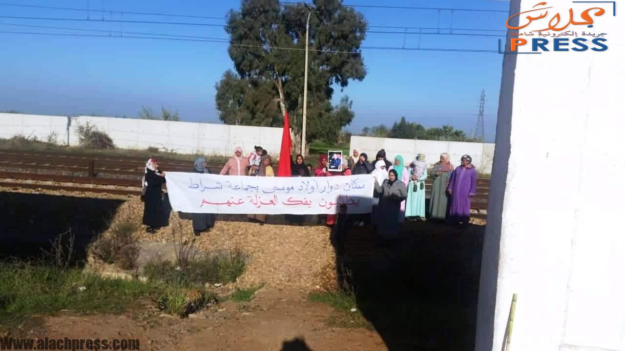 صورة بالصور سكان جماعة الشراط يحتجون على المجلس الجماعي بسبب العزلة والماء