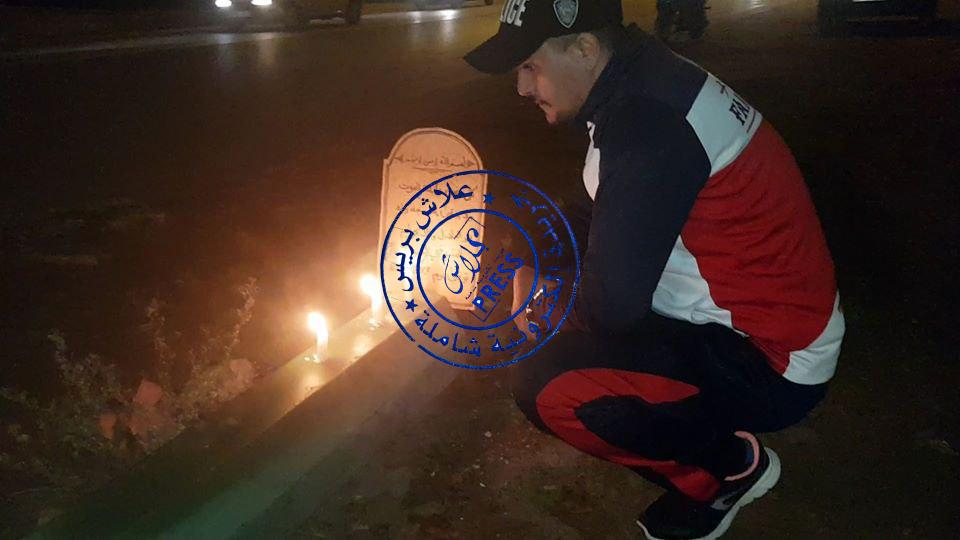 صورة نشطاء فيسبوكيين بتمارة يشيعون جثمان عمود كهربائي بالطريق الوطنية رقم 1.