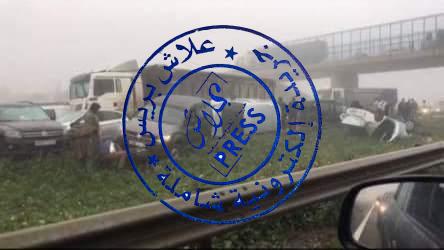 صورة بالصور والفيديو شاحنة كبيرة تصطدم بثماني سيارات بالطريق السيار