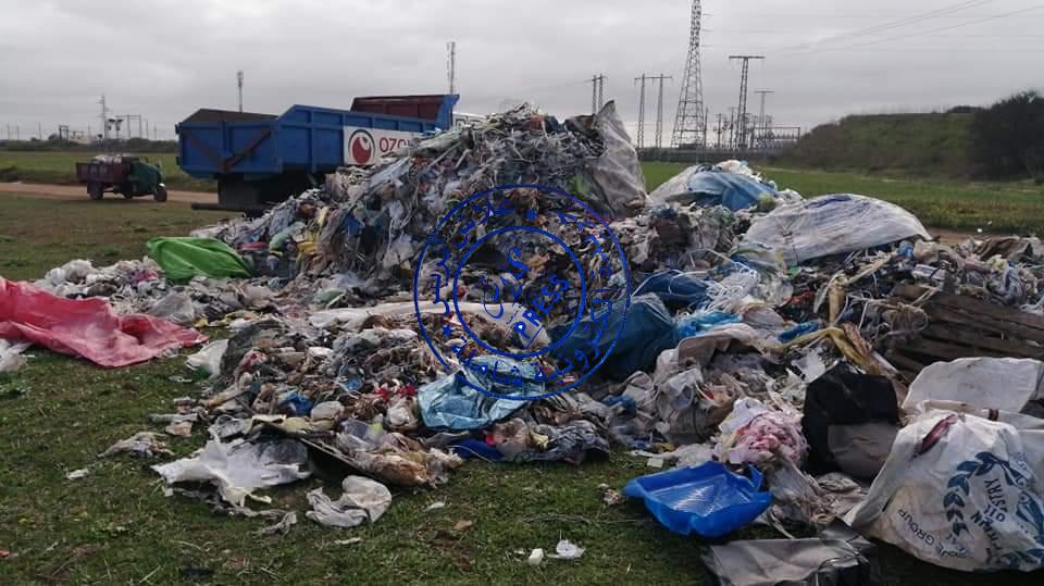 صورة بالصور .. تعبئة كبيرة من طرف شركة أوزون وجماعة المنصورية لكنس كمية كبيرة من النفايات المجهولة المصدر