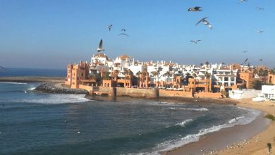 صورة شواطئ بوزنيقة.. ملاذ الراغبين في الاستجمام والهروب من قيض الصيف