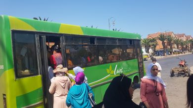 صورة حافلات “اللوكس” تخل بتدابير الوقاية وتثير تساؤلات حول استثنائها من المساءلة