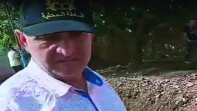 صورة بالصور .. عون سلطة بأحلاف يخرق قانون الانتخابات ويدخل مكتب التصويت يترشح به شقيقه لاستمالة الناخبين