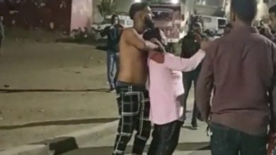 صورة بالفيديو .. توقيف شخص حاول ذبح سيدة في الشارع العام