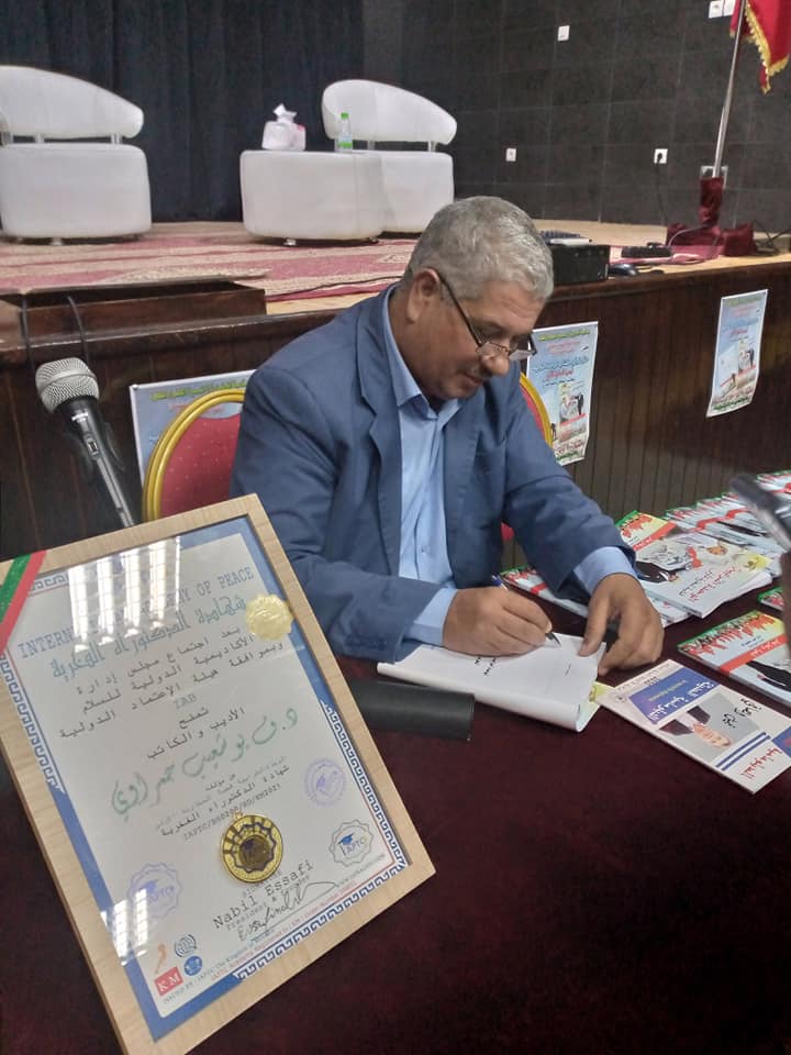 شخص يجلس خلف طاولة.