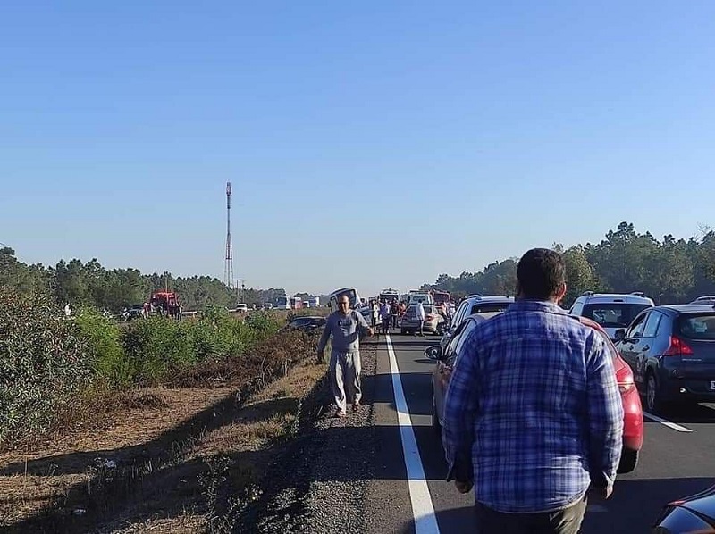 شخص يسير في مكان خارجي.