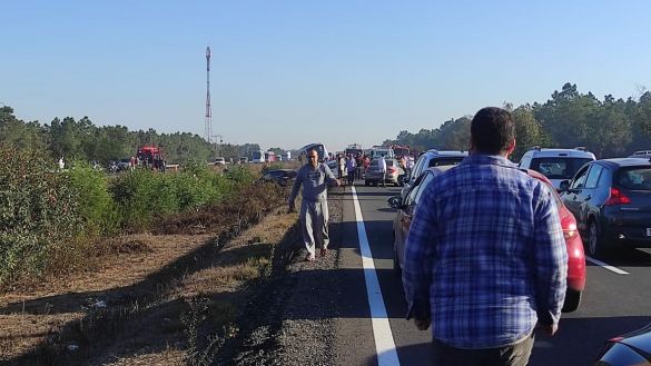 شخص يسير في مكان خارجي.