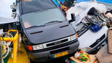 صورة بالصور: الرياح تسقط سيارات فوق سطح باخرة بهذه المدينة المغربية