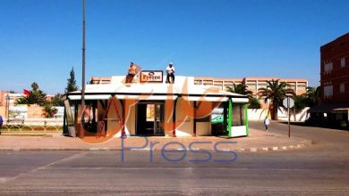 صورة من يحمي صاحبة أكبر كشك تم بناءه بالاسمنت المسلح ببن سليمان