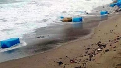 صورة شاطئ دار بوعزة يلفظ 19 كيس مملوء بالكوكايين