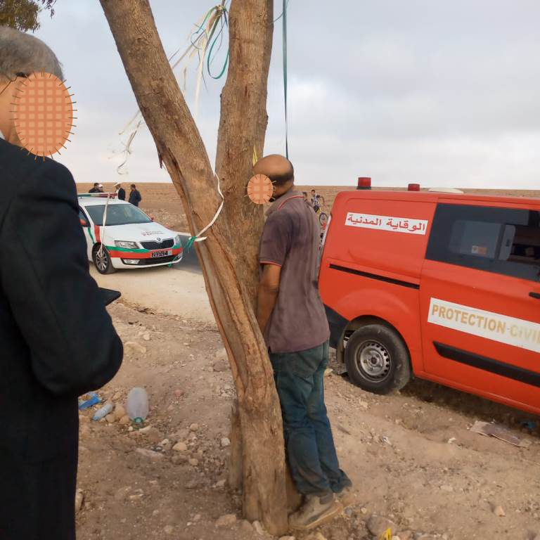 شخص يقف في الصورة.