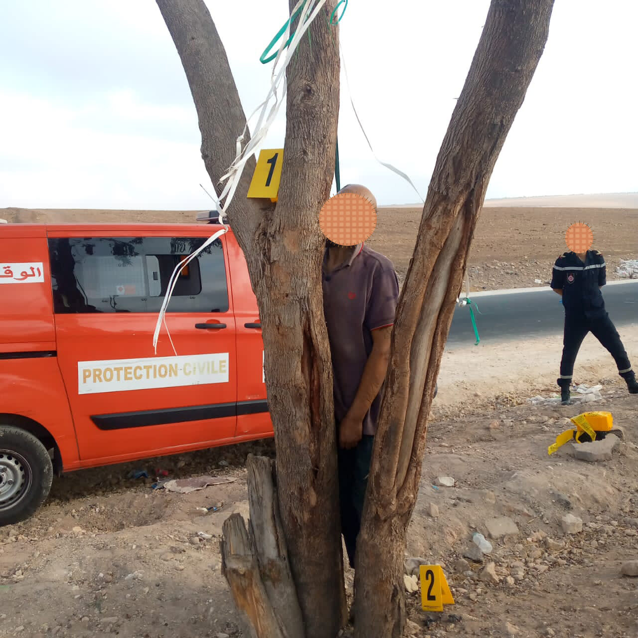 شخص يقف في الصورة.