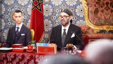 صورة الملك محمد السادس مرفوقا بولي العهد  الأمير مولاي الحسن يترأس مجلسا وزاريا “بلاغ”
