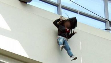 صورة تلميذة ترمي بنفسها من الطابق الأول بطنجة…بسبب هاتفها النقال