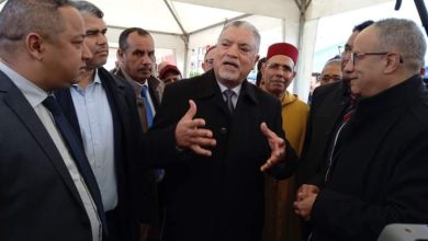 صورة عامل إقليم سيدي سليمان وبالضبط في مدينة سيدي يحيى الغرب يعطي انطلاقة التدبير المفوض لشركة اوززون للنظافة