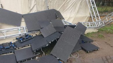 صورة بالصور .. الرياح تهدم شاشة عملاقة نصبت بساحة مولاي الحسن (البارك) بالمحمدية