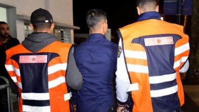 صورة قاصر يضرب طفلا حتى الموت في الشارع العام ببنجرير والشرطة تدخل على الخط