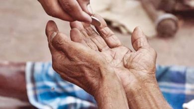 صورة سيدة تتقدم بطلب رخصة التسول من رئيس جماعة