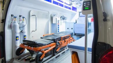 صورة فتح تحقيق في وفاة شرطي متقاعد داخل سيارة إسعاف