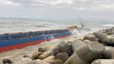 صورة السلطات المحلية تكشف آخر مستجدات جنوح سفينة تجارية بميناء “مارينا سمير”