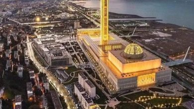صورة استنكار الصحفي الجزائري المعارض وليد لكبير على  عدم فتح أبواب  المسجد الأعظم في وجه المصلين بالجزائر.