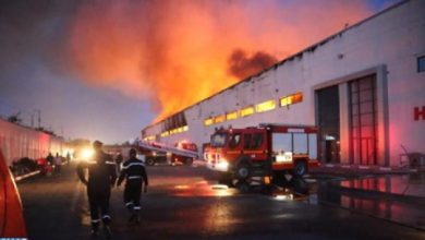 صورة حريق يأتي على مستودع شركة لتصنيع السيارات ضواحي القنيطرة