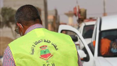 صورة حملة لرش المبيدات بمحيط مدينة السمارة