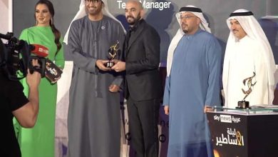 صورة تتويج الجامعة الملكية المغربية لكرة القدم كأحسن   اتحاد عربي للعبة ومدرب المنتخب الوطني المغربي لكرة القدم وليد الركراكي كأحسن مدرب عربي