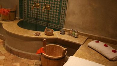 صورة اعتقال سيدة قامت بتصوير نساء عاريات داخل حمام شعبي ببولمان
