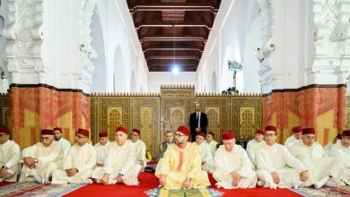 صورة الملك محمد السادس، يؤدي صلاة الجمعة بالمسجد المحمدي بمدينة الدار البيضاء.