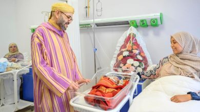 صورة الملك يقوم بتدشين المركز الطبي للقرب- مؤسسة محمد الخامس للتضامن،للمدينة الجديدة الرحمة باستثمار إجمالي يبلغ 73 مليون درهم.