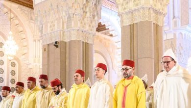 صورة أمير المؤمنين يصلي صلاة عيد الفطر  بالمسجد المحمدي بحي الأحباس بمدينة الدار البيضاء.