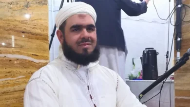 صورة تكريم الشيخ الجزائري الإمام وليد مهساس الذي ظهر بفيديو وقطة تصعد على كتفه وتقبله