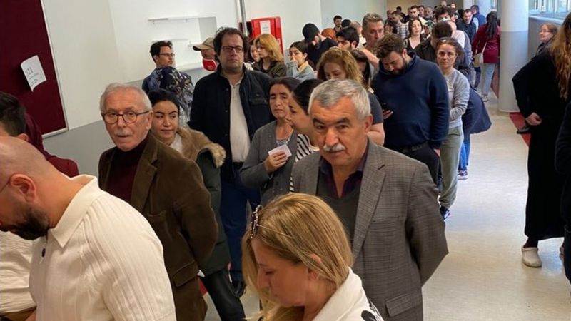 أغلقت لجان التصويت أبوابها في تمام الخامسة بالتوقيت المحلي (الثانية ظهرا بتوقيت غرينتش)، وبدأ فرز الأصوات