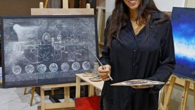 صورة رواق  باب الكبير بالأوداية بالرباط يحتضن إلى غاية 19 ماي الجاري، معرضا للفنانة التشكيلية إلهام العراقي عمري حول تيمة “الزمن”.