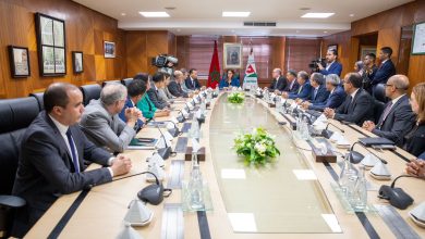 صورة فاطمة الزهراء المنصوري تشرف على نقل السلط بين السيد حسني الغزاوي والسيد بدر الكانوني