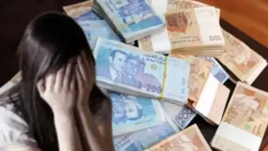 صورة قاصر تسرق مبلغاً مالياً مهماً من والدها وتسلمه لعشيقها