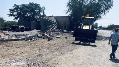 صورة بالفيديو .. باشا بنسليمان يشرف على هدم محلات تجارية عشوائية بدوار بوشويطينة على الطريق العام