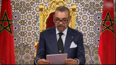 صورة النص الكامل للخطاب الملكي السامي :رسالة واضحة من الملك لمن يهمهم الأمر”في ظل ما يعرفه العالم، من اهتزاز في منظومة القيم والمرجعيات ، وتداخل العديد من الأزمات، فإننا في أشد الحاجة إلى التشبث بالجدية، بمعناها المغربي الأصيل”