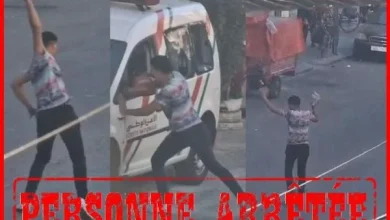 صورة سلام…فيديو لشخص يهاجم سيارة شرطة بشكل عنيف يحرك الأجهزة الأمنية