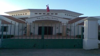 صورة ساكنة دوار الكدية تنتفض ضد رئيس جماعة عين تيزغة خلال دورة إستثنائية.