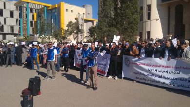 صورة رجال ونساء التعليم ينظمون وقفة احتجاجية انذارية بالعيون: