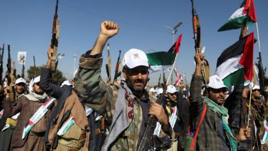 صورة الحوثيون اليمنيون يصدرون بيانا يؤكدون فيه مواصلة منع مرور كافة السفن الإسرائيلية أو المتوجهة إلى موانئ فلسطين المحتلة ودعمهم ومساندتهم المستمرة للشعب الفلسطيني كجزء من واجبها الديني والأخلاقي والإنساني.