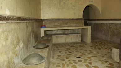 صورة قرار يحدُّ من أيام عمل الحمامات ومحلات غسل السيارات بهذه المدينة… بسبب أزمة المياه