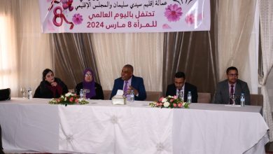 صورة جمعية الأعمال الاجتماعية لعمالة سيدي سليمان تكرم مجموعة من النساء بمناسبة 8 مارس.