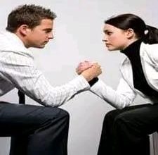 صورة **مفهوم العدالة في المجتمع: بين النظرية والتطبيق**