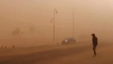 صورة نشرة إنذارية: هبات رياح قوية مع تطاير للغبار اليوم السبت وغدا الأحد بعدد من مناطق المملكة.