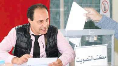 صورة أعيان و شباب يحاولون إقناع أحمد الداهي الترشح للانتخابات البرلمانية الجزئية بدائرة بنسليمان.