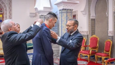 صورة الملك “محمد السادس” يستقبل بقصره “سفيان البقالي” ويوشحه بوسام رفيع