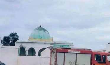صورة امرأة تضرم النار بضريح سيدي قاسم بوعسرية